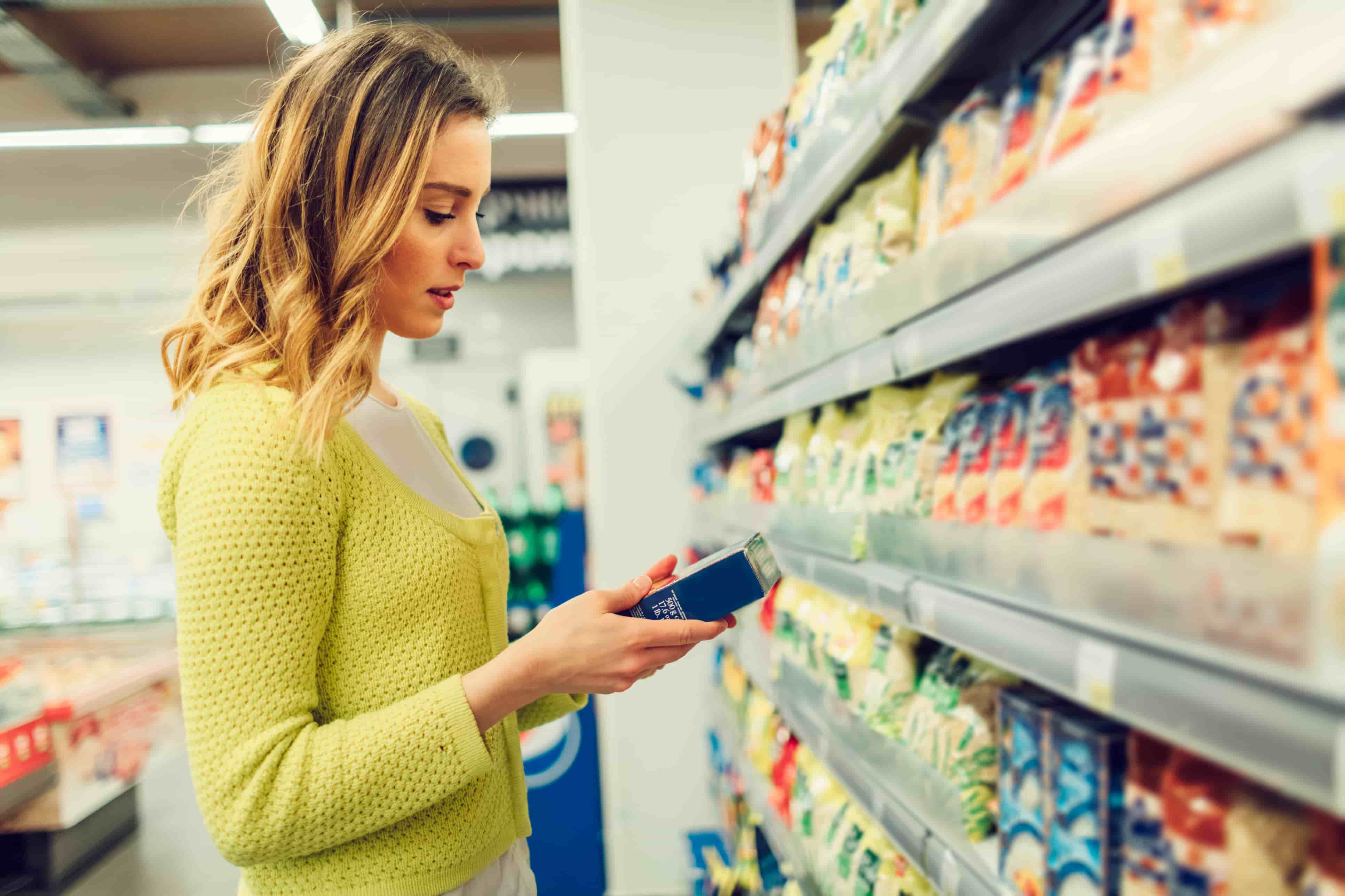 Всего 1 товар. Женщина в супермаркете. Женщина выбирает продукты. Покупатель в магазине. Женщина в магазине.